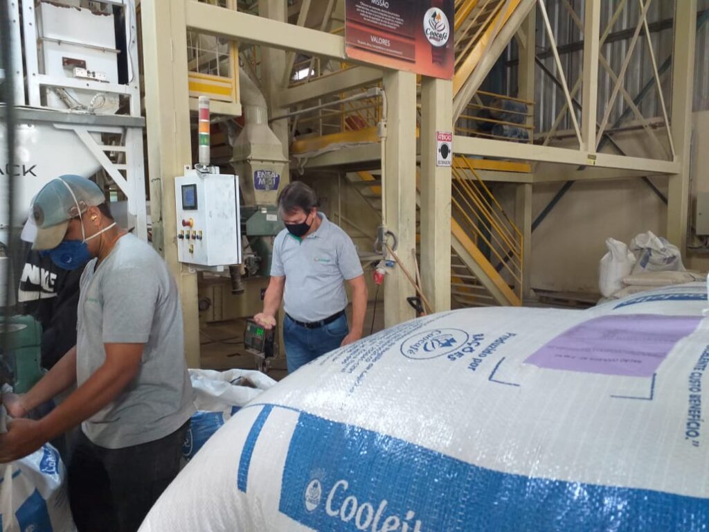 A imagem mostra Fernando Cerqueira pegando na ração granulada 