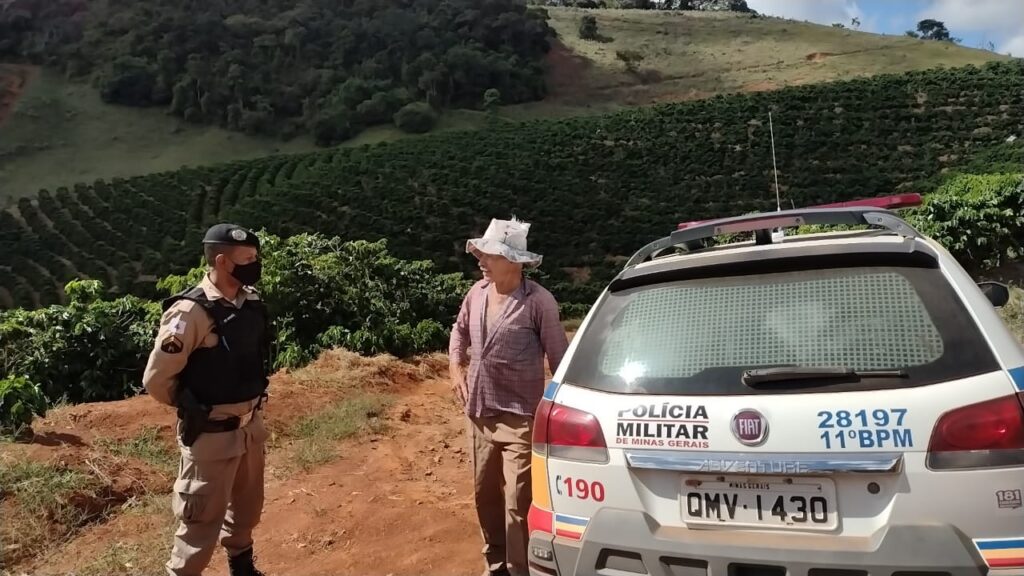 Policial conversa com produtor rural sobre operação safra segura 