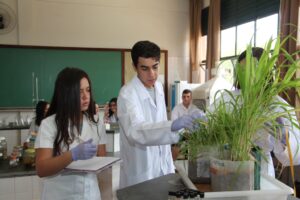Alunos do ITAC em Pitangui durante aula de Agropecuária e Cooperativismo