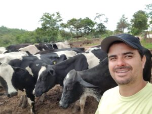 Produtor rural ao lado do gado