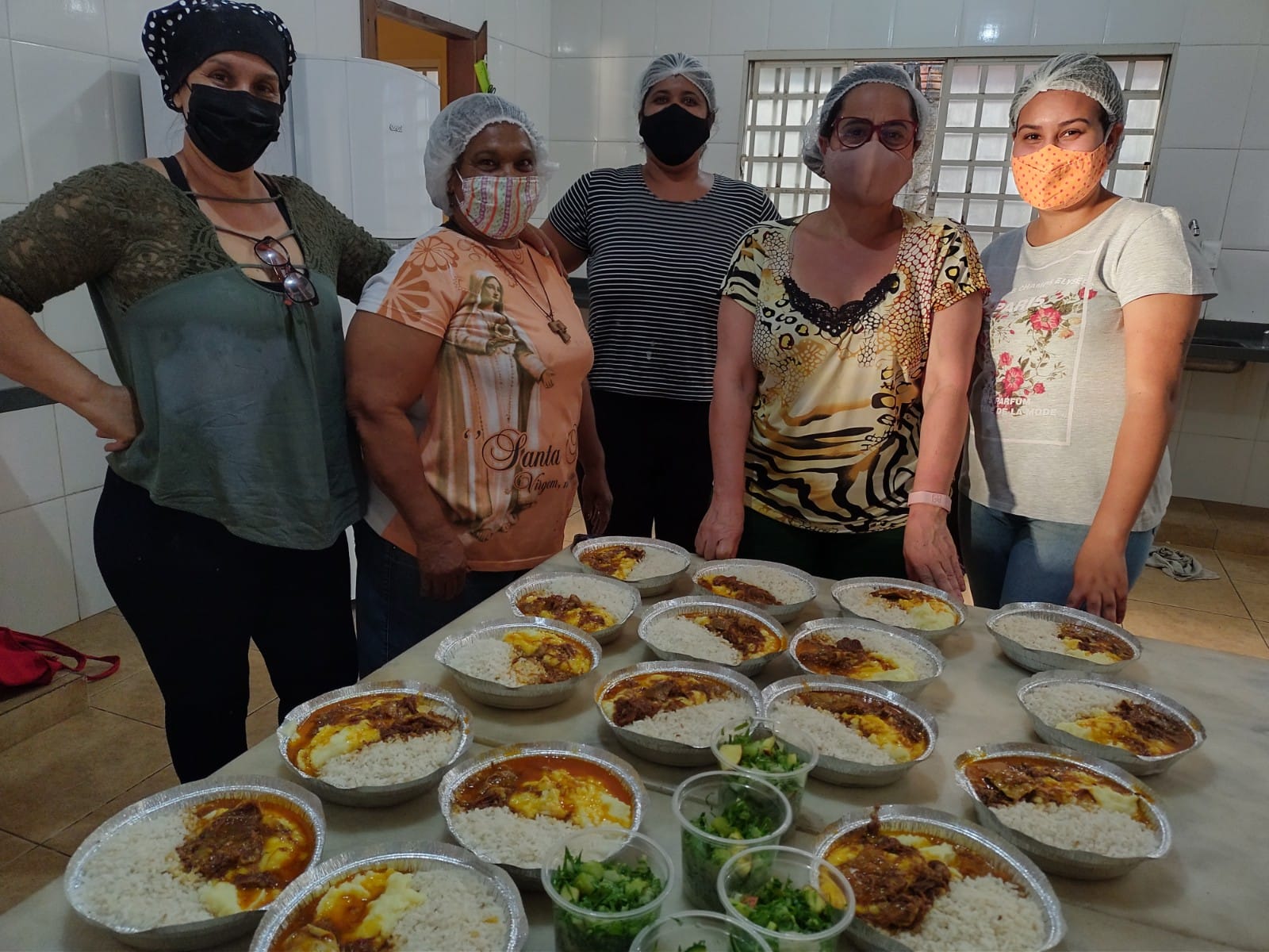 Voluntários do projeto Toca de Assis, em Sete Lagoas