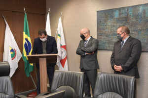 Presidente do TJMG assina termo de posse do desembargador Guilherme de Azevedo Passos superintendente de regularização fundiária (Foto: Cecília Pederzoli / TJMG)